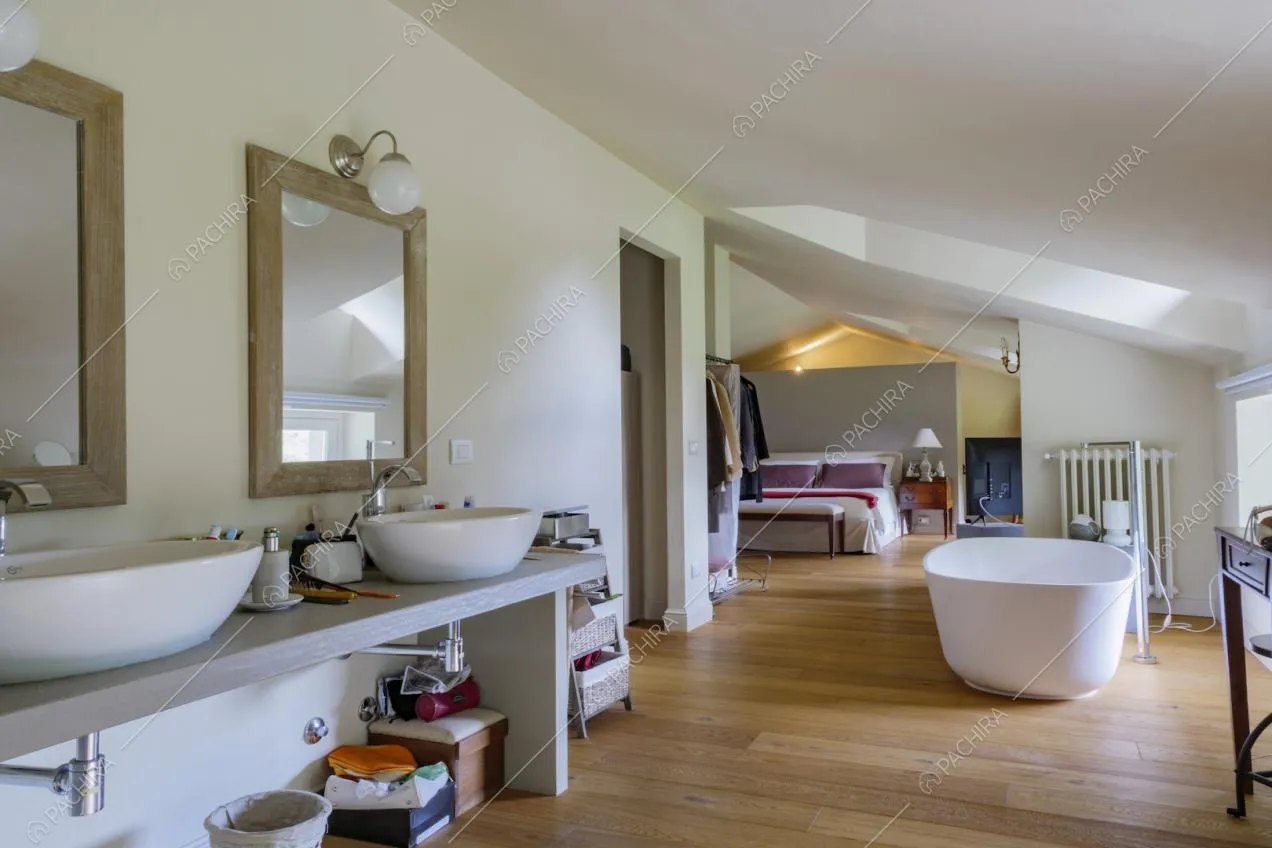 Doppio lavandino nel bagno della mansarda e vista sul letto matrimoniale