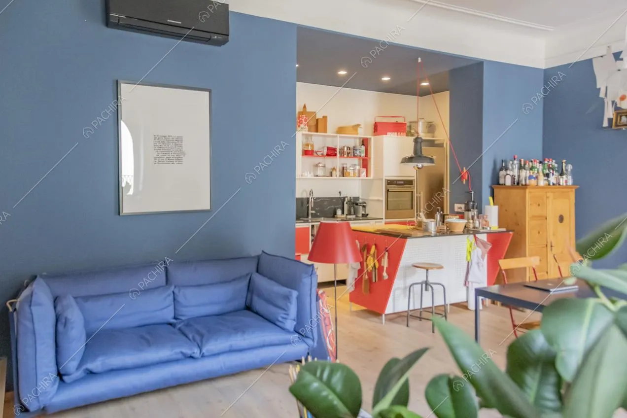 Open space con cucina a parete, tavolo e divano