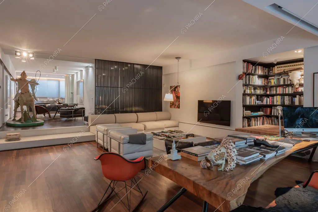 Zona living con libreria dell'appartamento Carpentaria, location in stile contemporaneo a Roma