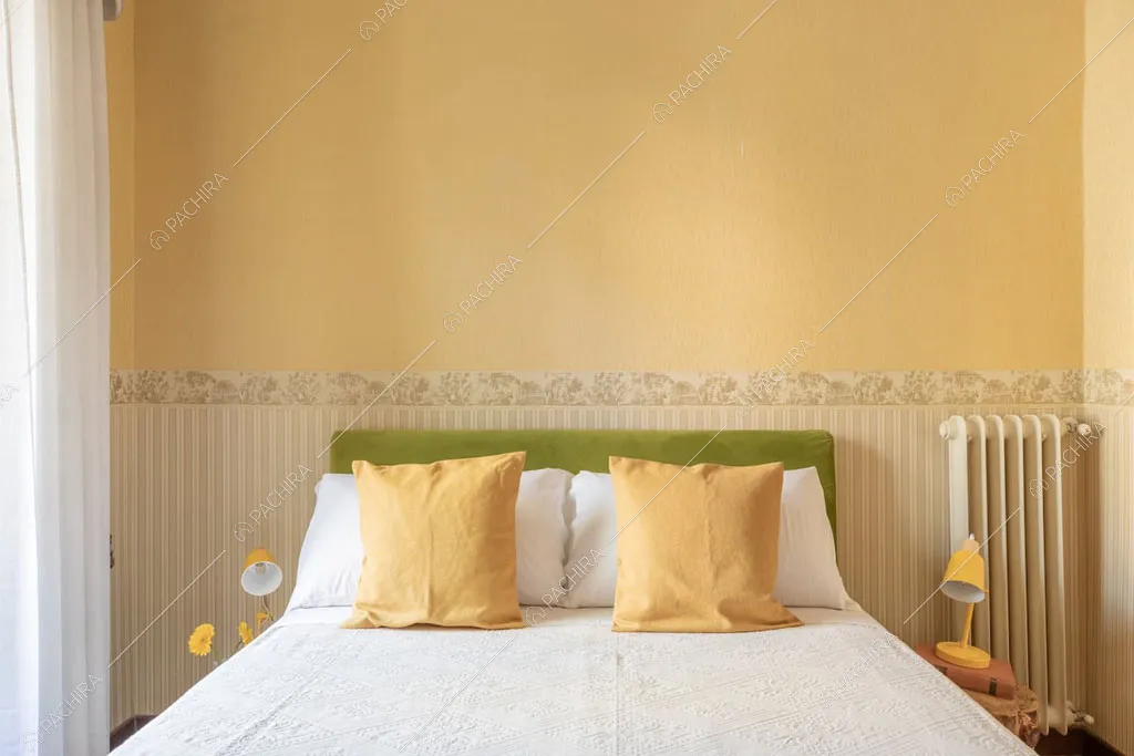 Carta da parati a righe nella camera da letto dell'appartamento Crescione, location in stile contemporaneo a Roma