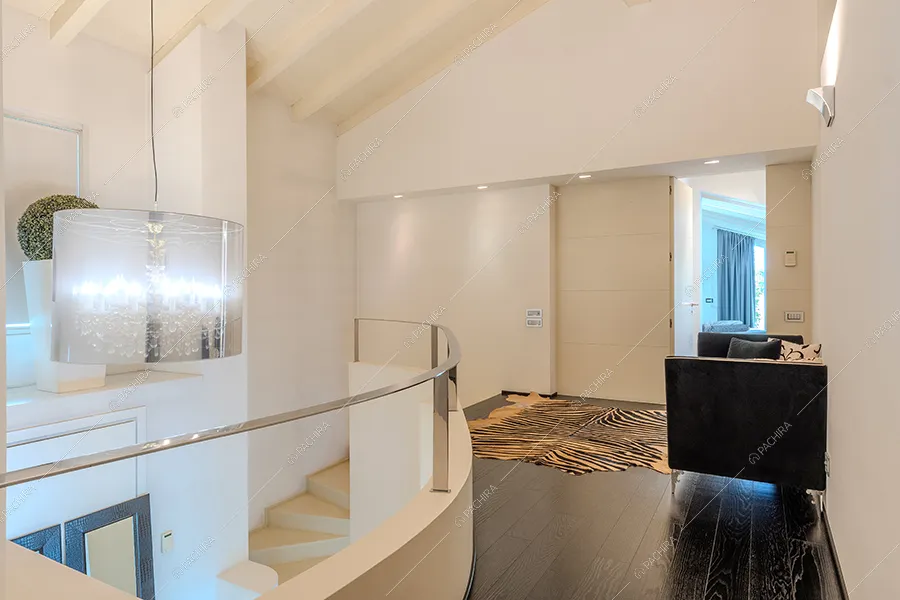 Pianerottolo della villa Iride, location in stile moderno a Monza
