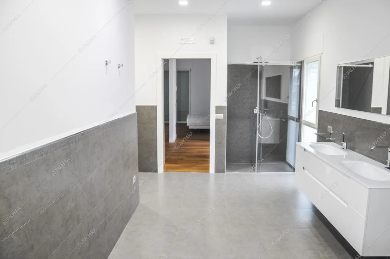 Box doccia nel grande bagno della villa Caviale Rosa, location in stile moderno a Roma
