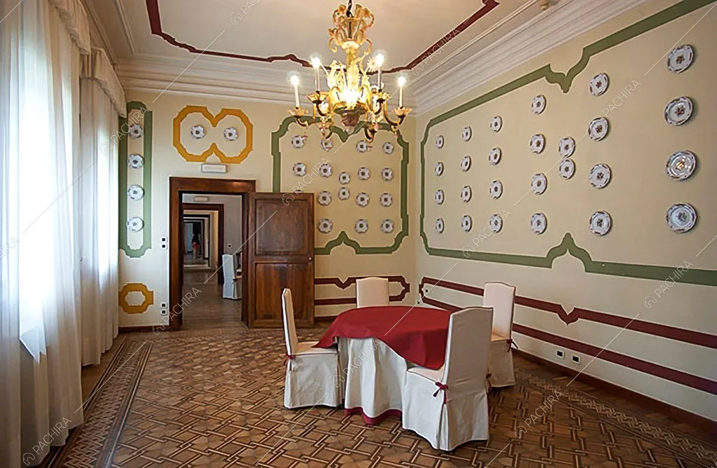 Piatti decorativi sulle pareti della sala da pranzo con boiserie sul soffitto
