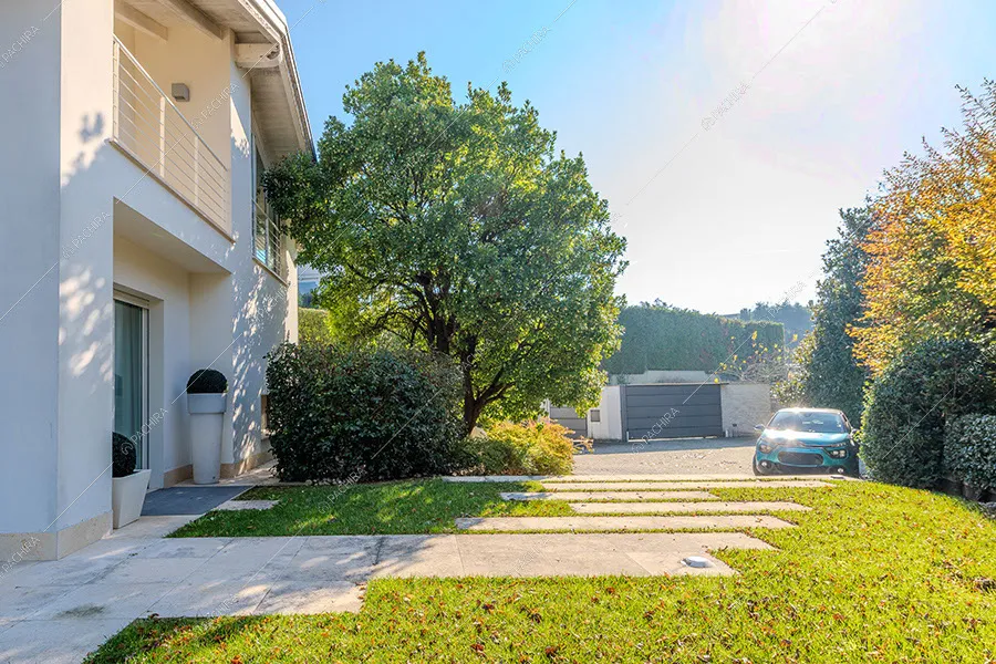 Giardino della villa Iride, location in stile moderno a Monza