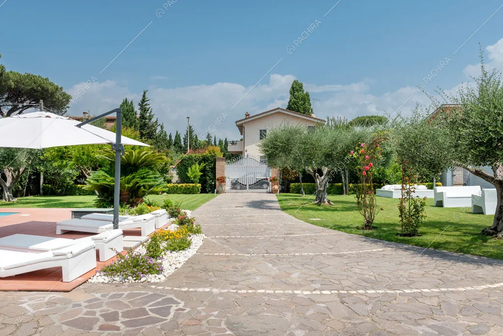 Vialetto della villa Agnocasto, location in stile moderno a Roma