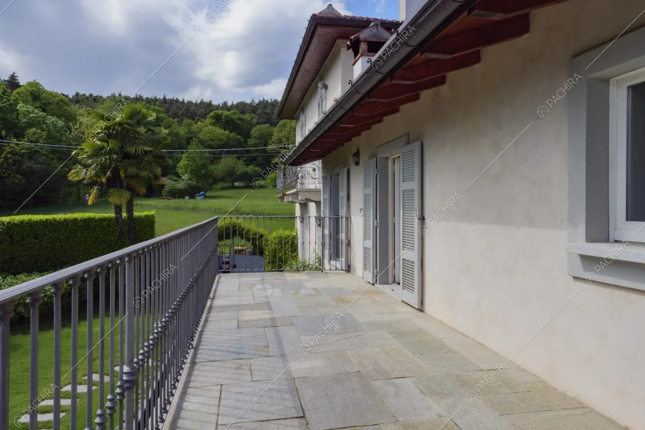 Dalla terrazza con pavimentazione in pietra vista sul giardino