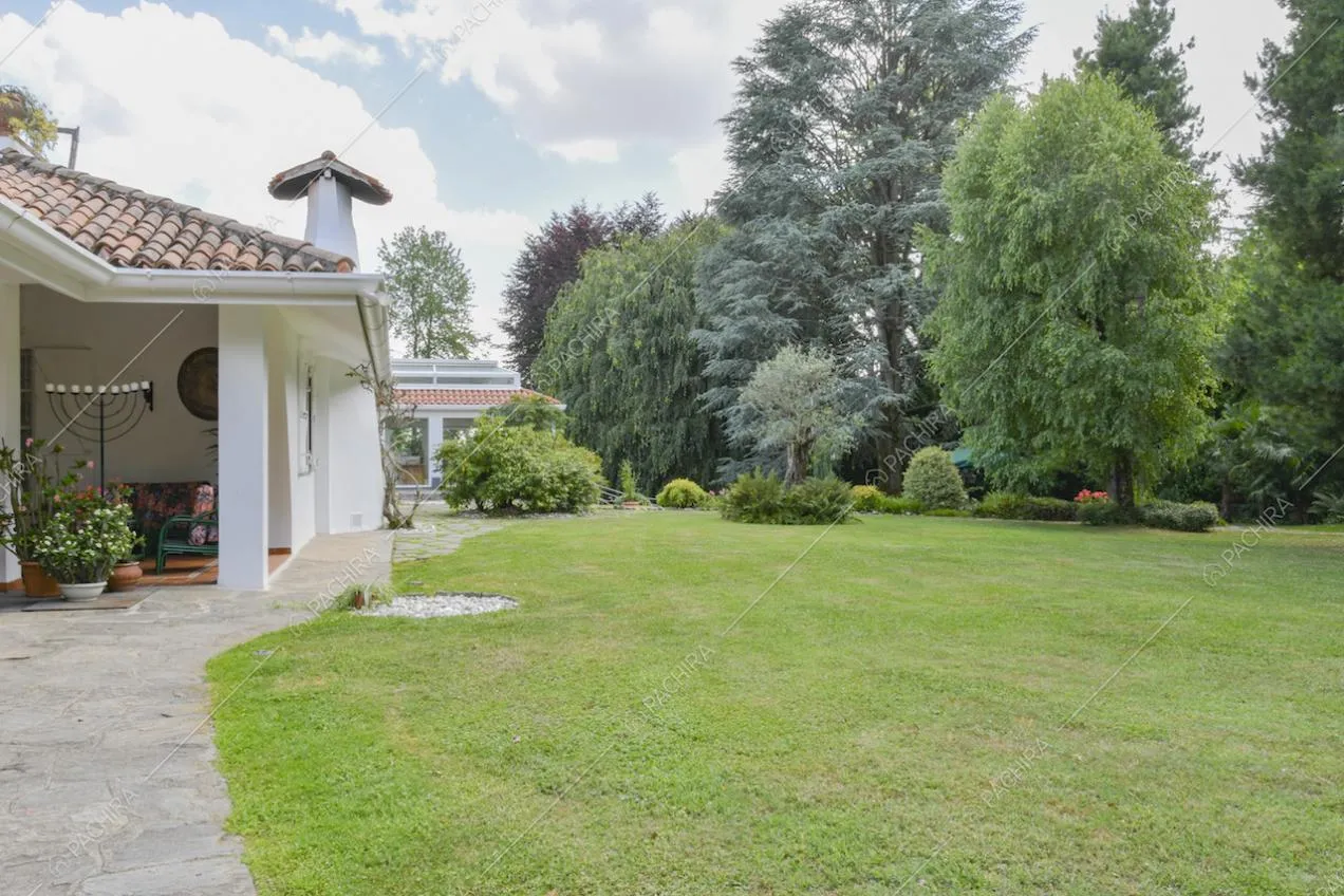 Scorcio della veranda e della serra dal giardino