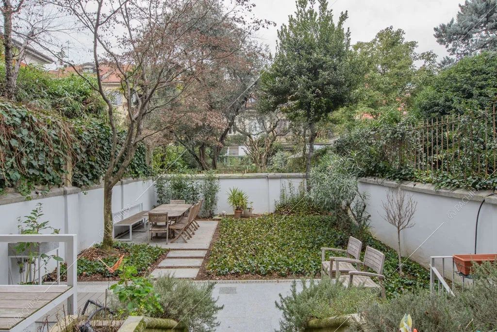 Giardino della villa Kharan, location in stile contemporaneo a Milano