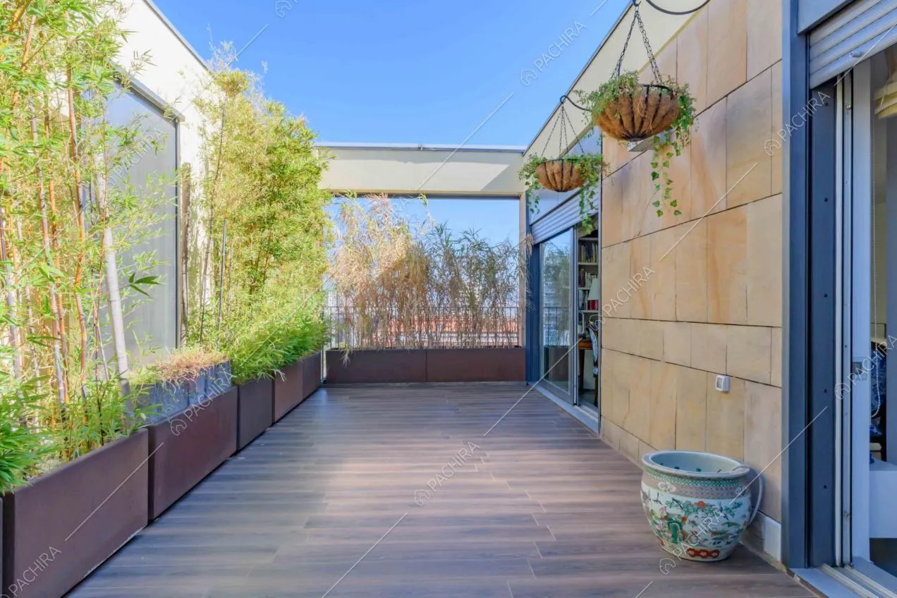 Terrazza con pavimento in parquet, bambù e vista sugli esterni in piastrelle