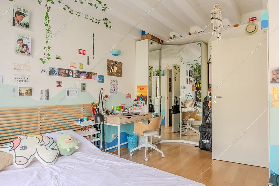 Camera da letto della villa Malachite, location in stile moderno a Milano
