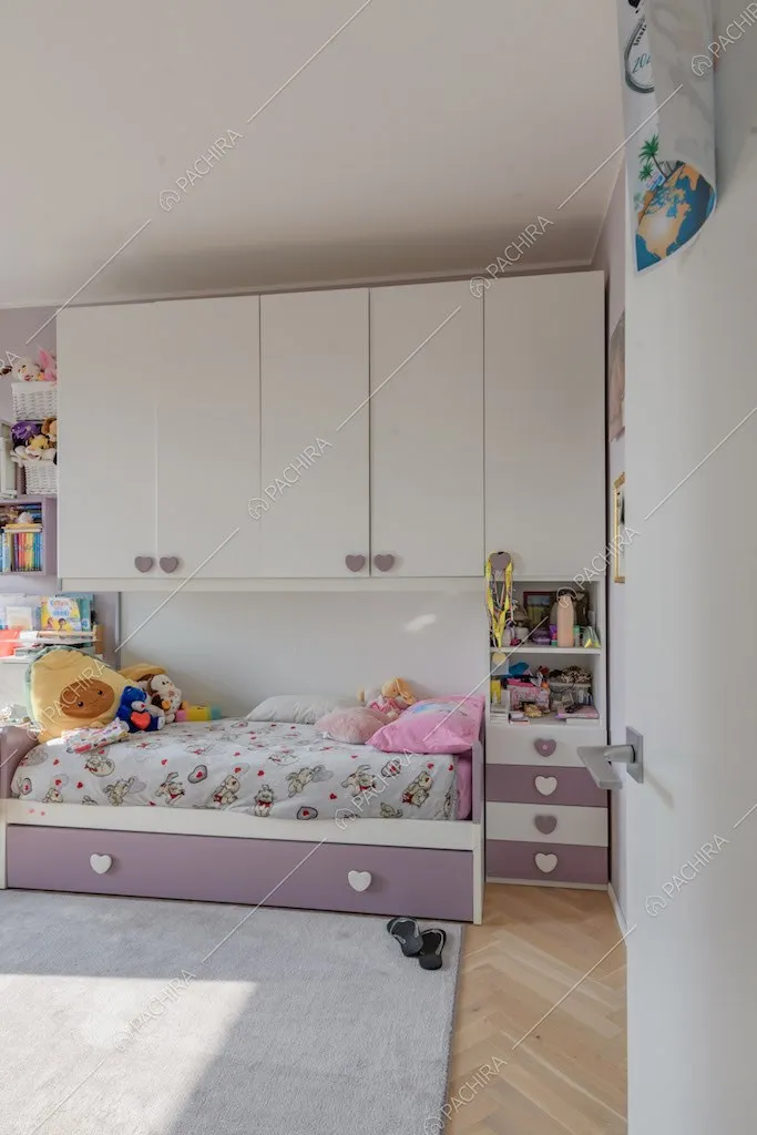 Ampia camera da letto dei bambini con pavimento in parquet a spina di pesce
