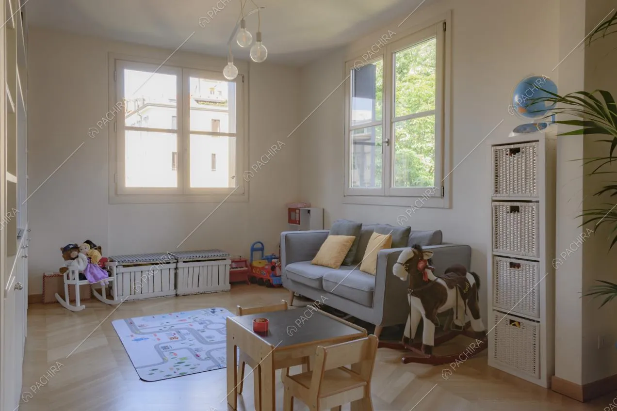 Piccolo tavolo con sedie in legno a misura di bambino e giocattoli