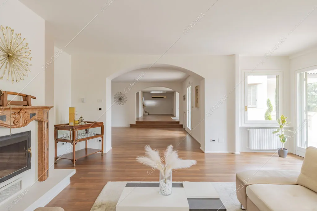 Sala con camino della villa Bris, location in stile contemporaneo a Torino