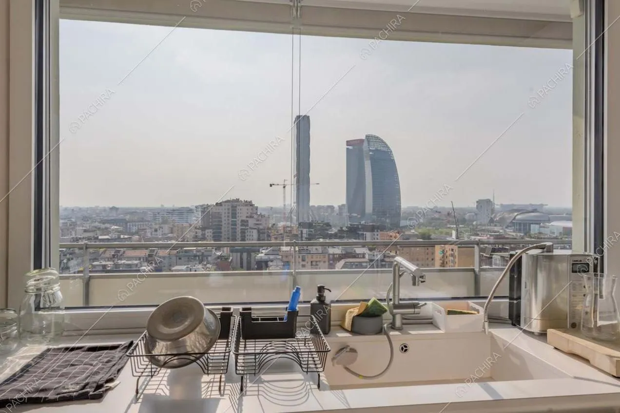 Dalla cucina vista sullo skyline tramite grande vetrata