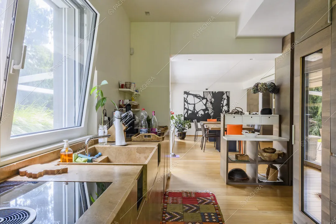 Scorcio sulla zona pranzo dalla cucina