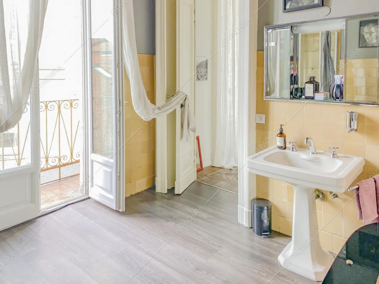 Lavandino da bagno vintage e balcone con ringhiera in ferro decorata