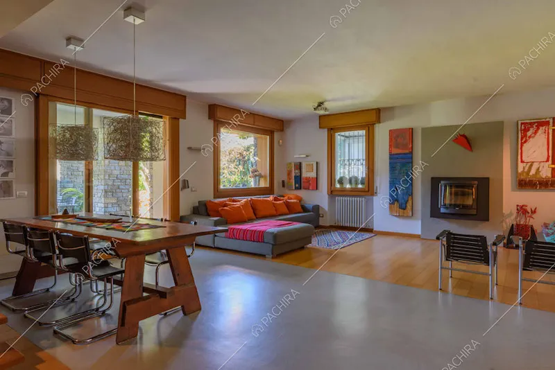 Grande zona living con camino, divano angolare e tavolo da pranzo