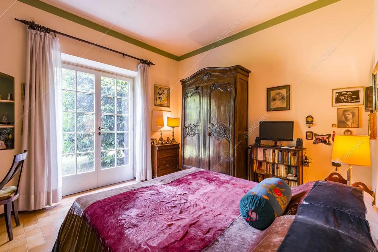 Camera da letto della villa Archibusa, location in stile classico a Como