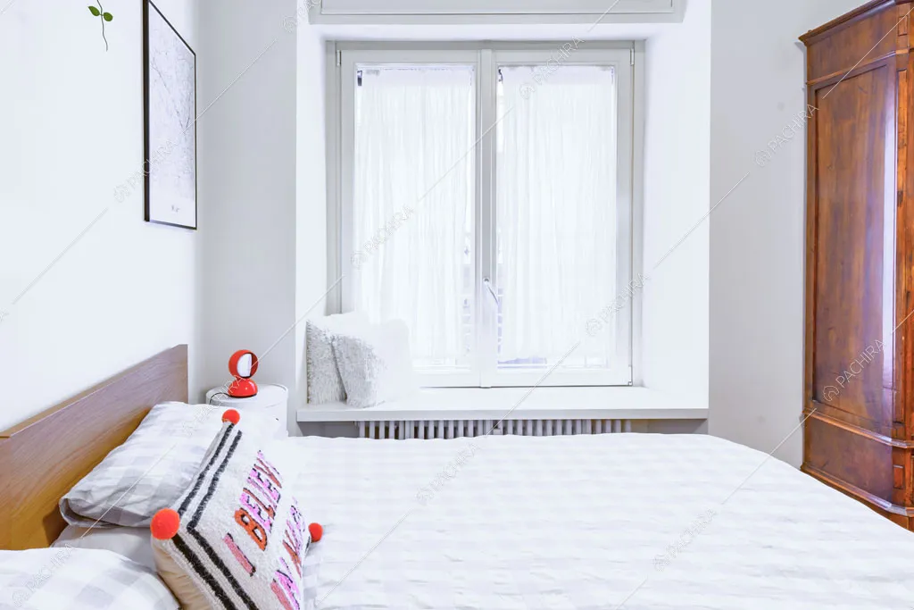 Letto matrimoniale dell'appartamento Tramontana, location in stile contemporaneo a Milano