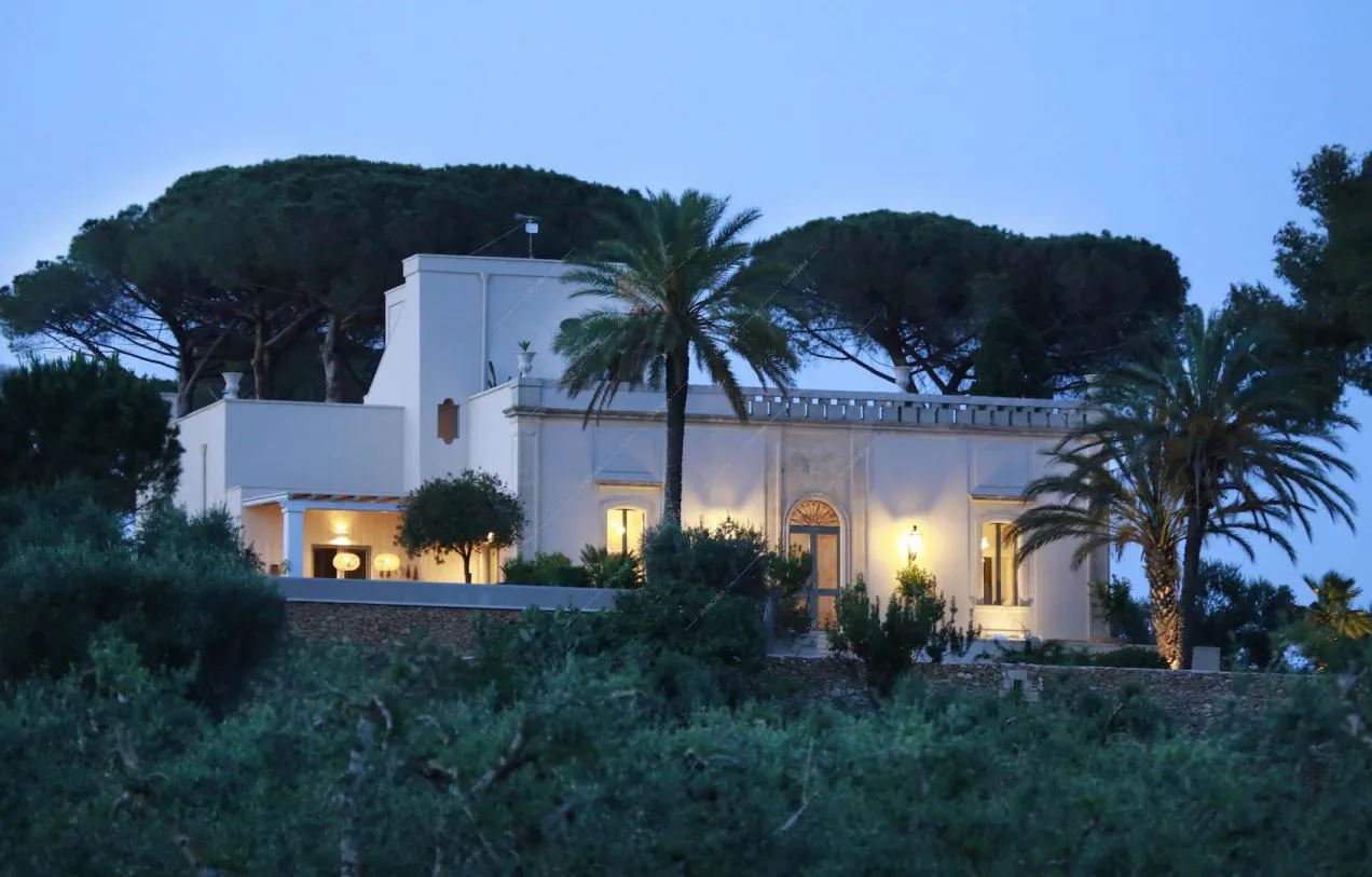 Dal giardino vista sulla villa dagli esterni bianchi