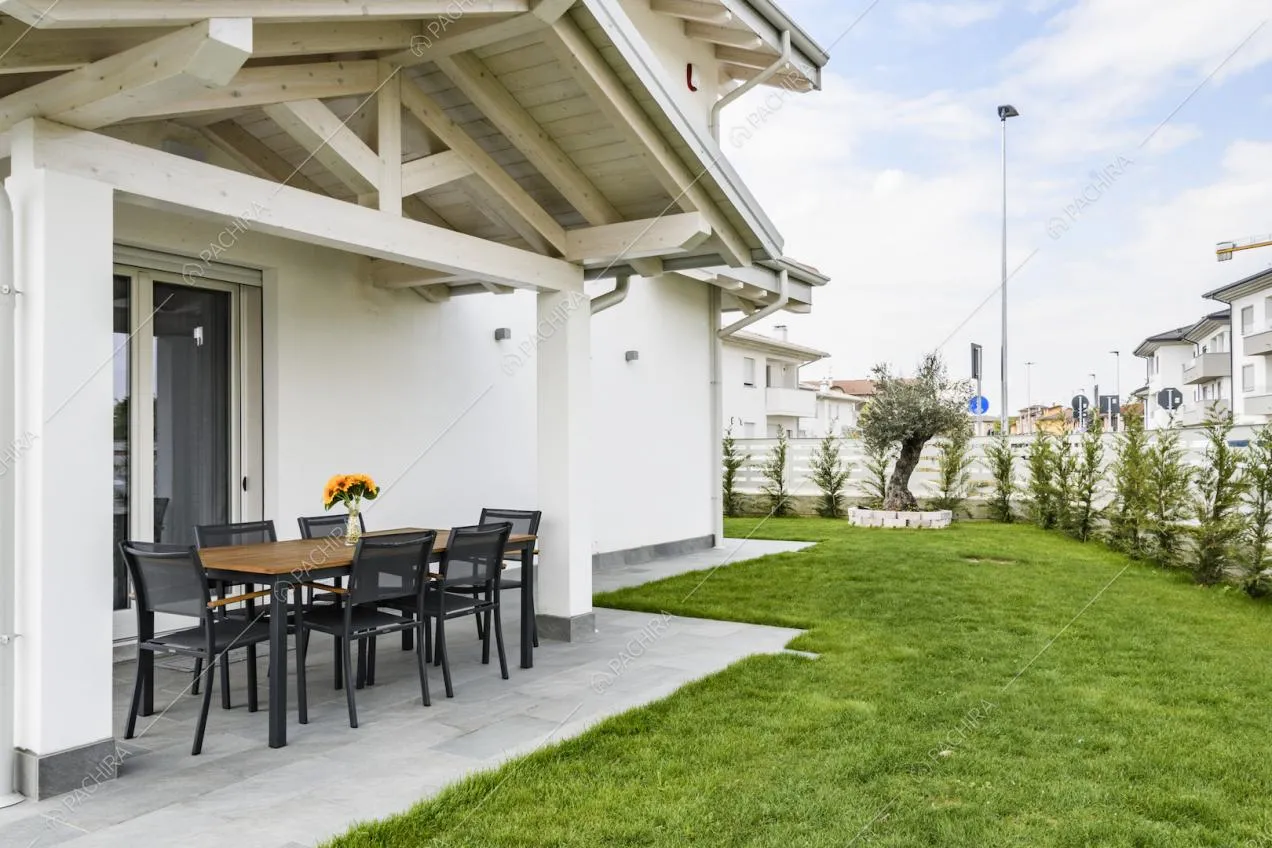 Portico con travi a vista e giardino