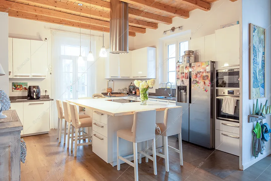 Cucina della villa Dioptasio, location in stile moderno a Monza