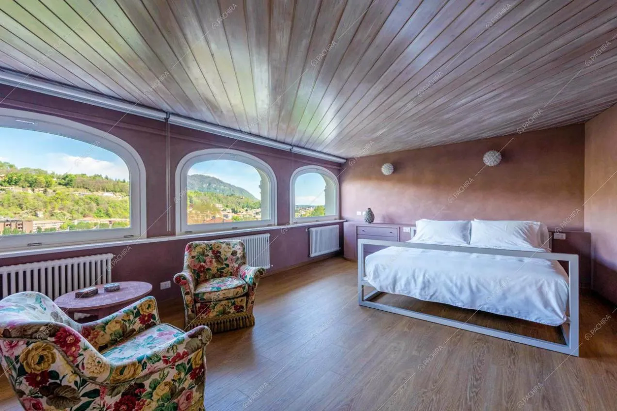 Camera da letto della villa Alessandrite, location in stile classico a Vercelli