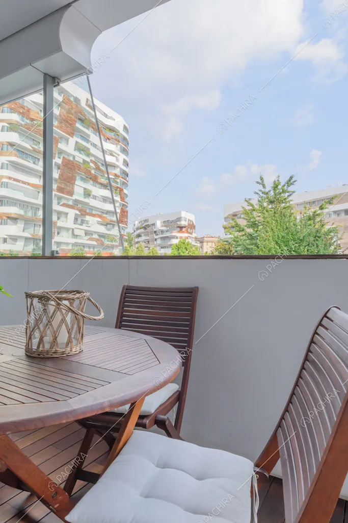Tavolo e sedie in legno sulla terrazza con vista sul parco e sullo skyline