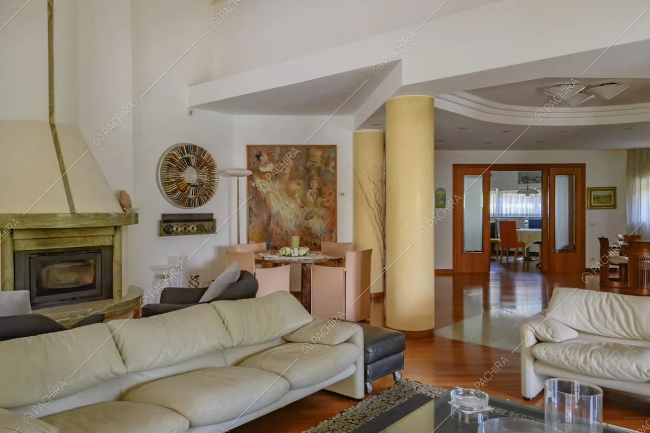 Dal salotto con camino vista sull'ingresso, dal soffitto con boiserie