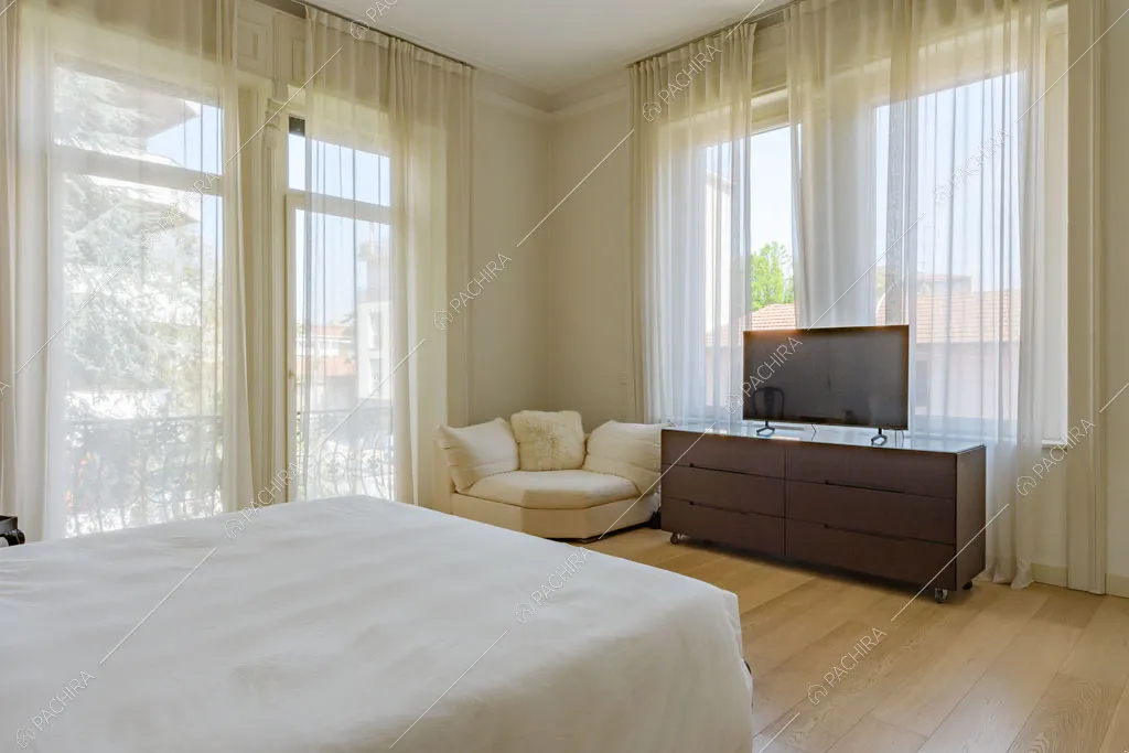 Camera da letto della villa Colorado, location in stile moderno a Varese