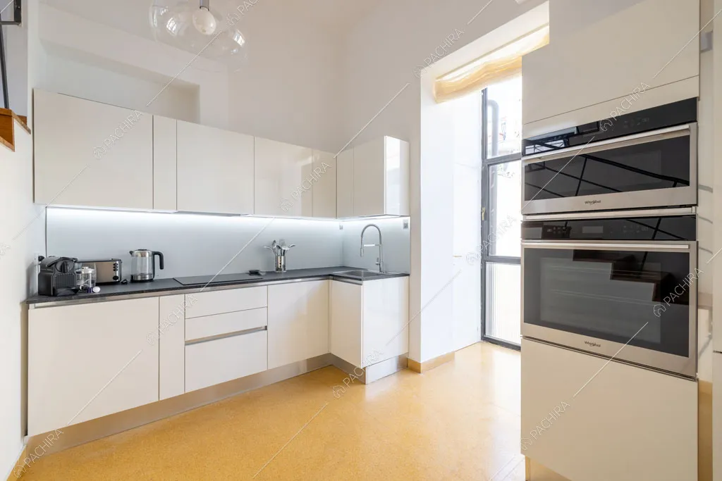 Cucina a parete dell'appartamento Ural, location in stile moderno a Roma