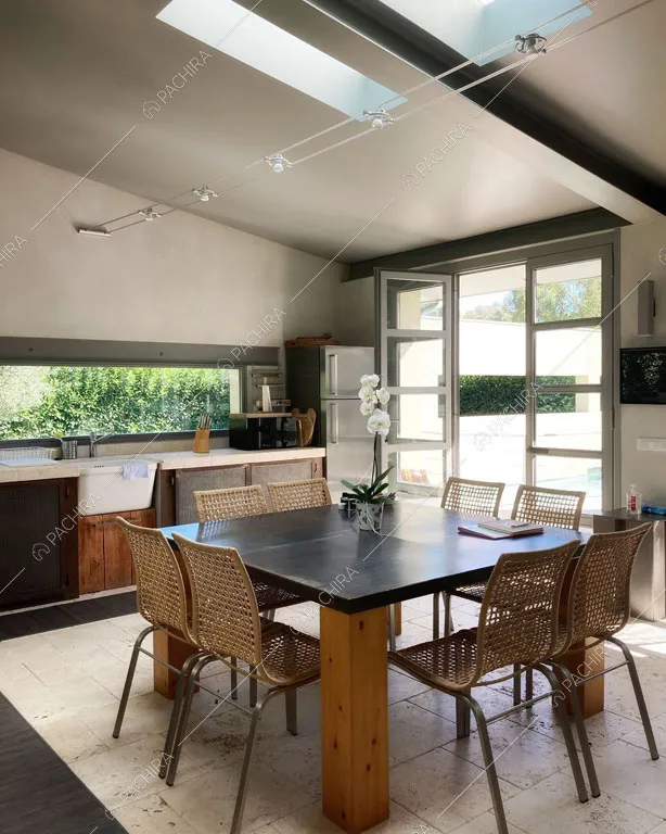 Cucina della villa Giba, location in stile moderno a Latina