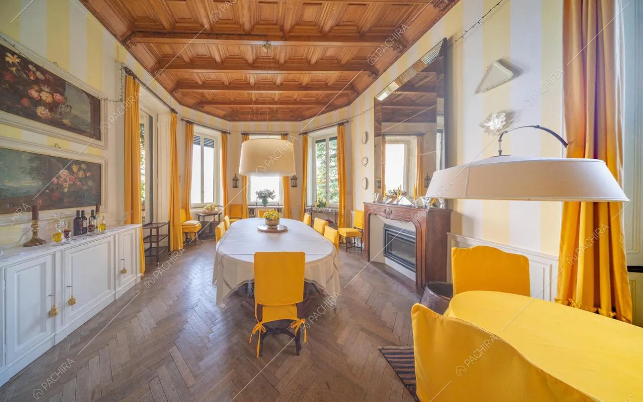 Parquet a spina di pesce, boiserie da soffitto e sullo sfondo il lago
