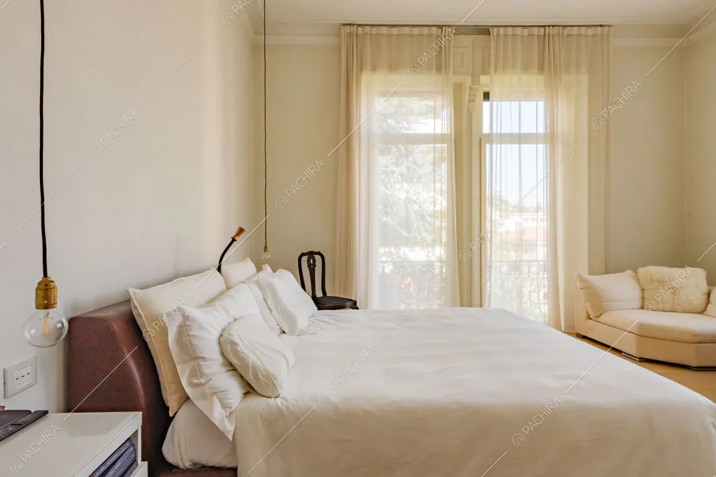 Camera da letto della villa Colorado, location in stile moderno a Varese