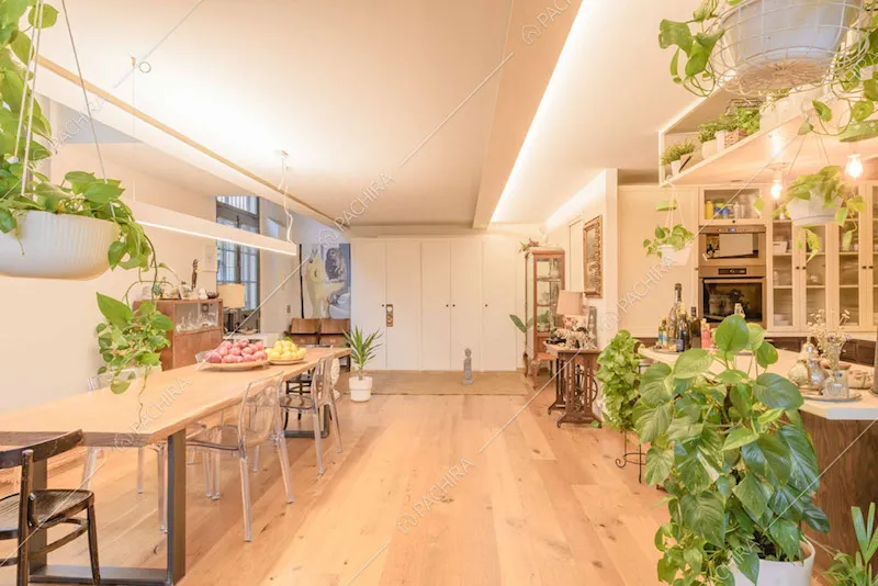 Pavimento in parquet, pareti bianche e cucina con isola a vista