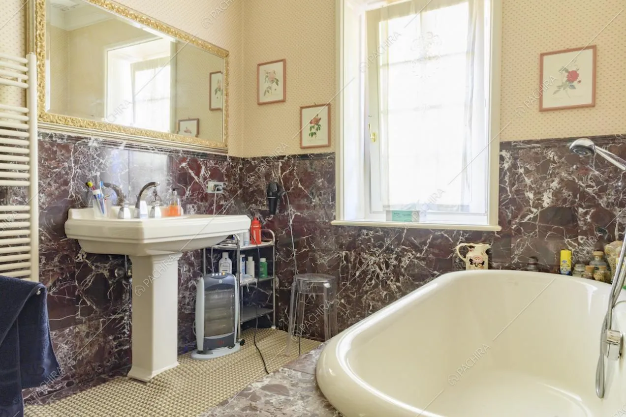 Boiserie in marmo, vasca da bagno e lavandino vintage 
