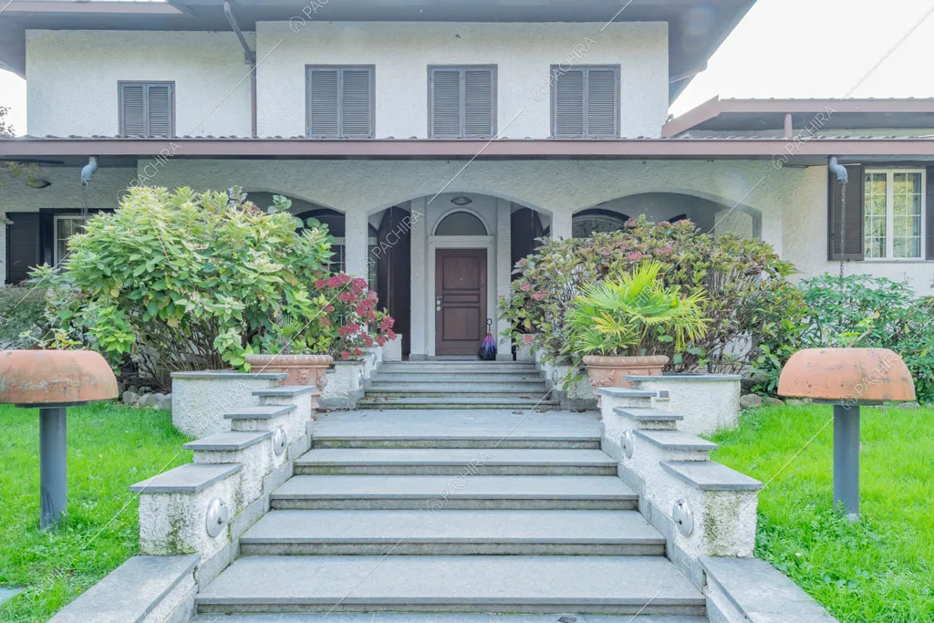 Ingresso della villa Ararat, location in stile classico a Milano