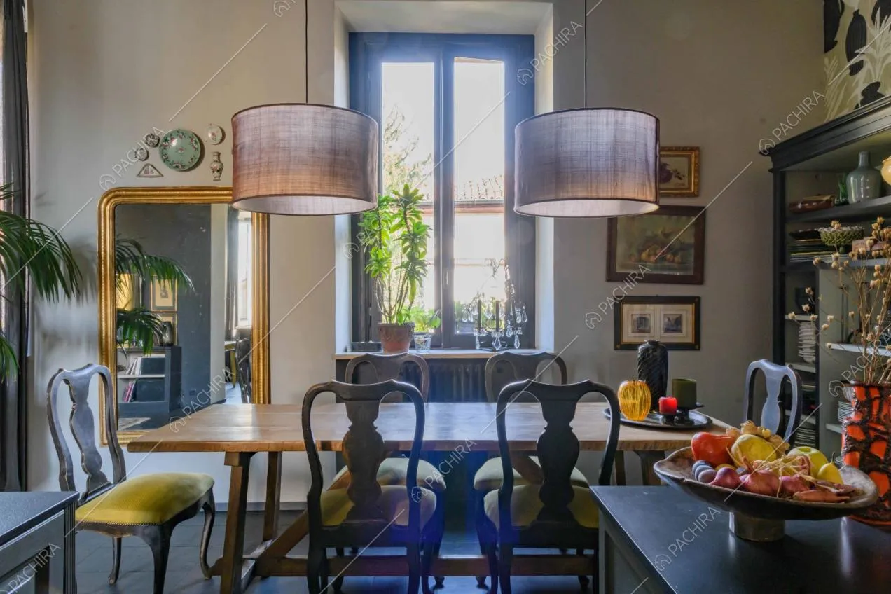 Tavolo da pranzo in legno nella cucina dalle pareti bianche
