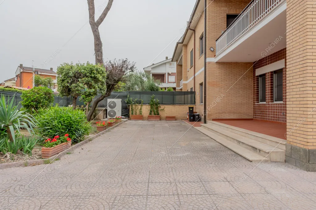 Cortile e portico della villa Murray, location in stile contemporaneo a Roma