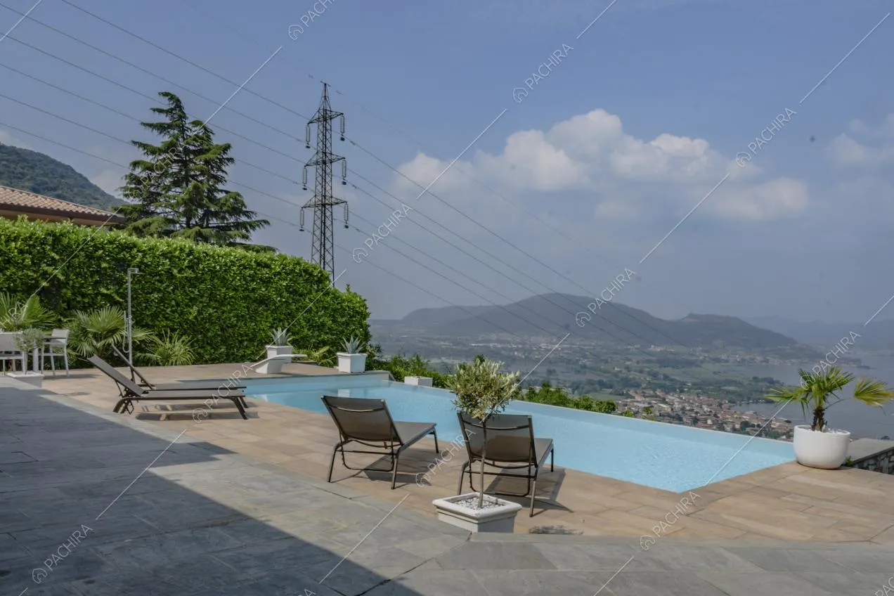 Piscina e panorama visti dalla villa