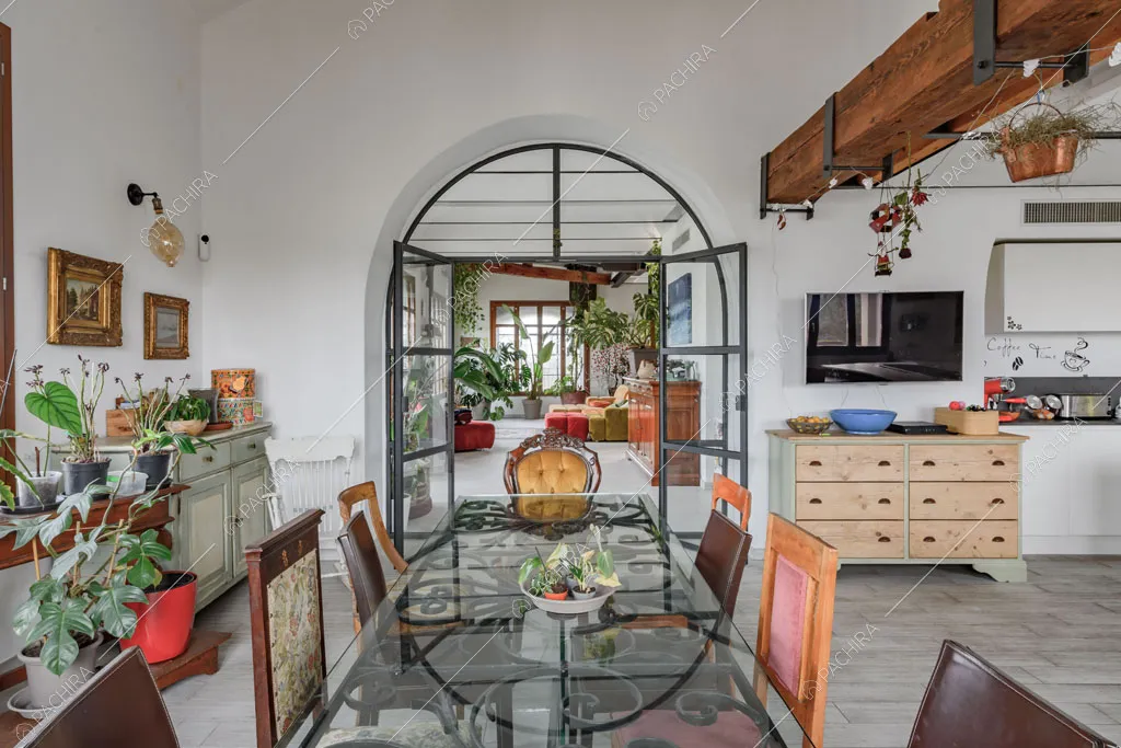 Tavolo da pranzo nella cucina del loft Ostro, location in stile contemporaneo a Milano