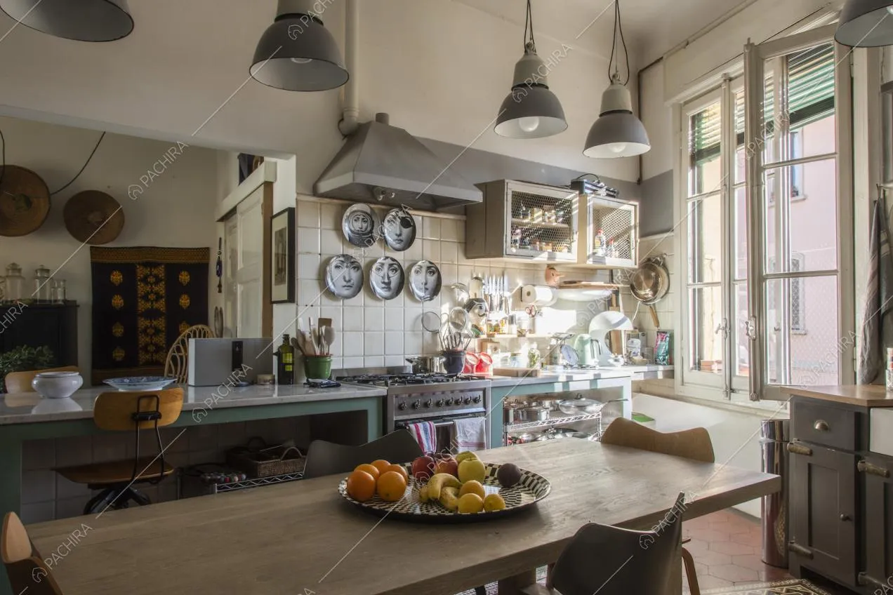 Tavolo da pranzo in legno e lampade a sospensione in stile industriale