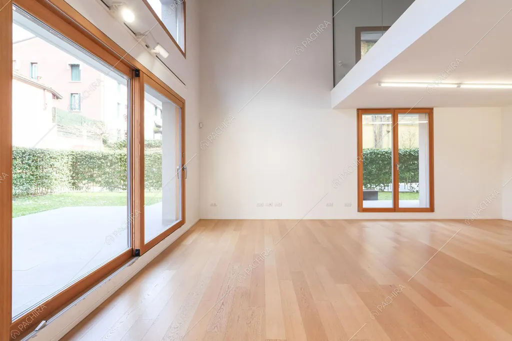 Porte-finestre nel salone dell'espositivo Apocino, location in stile contemporaneo a Milano