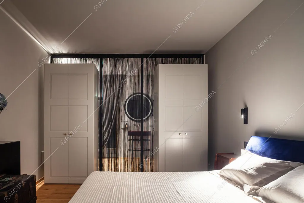 Camera da letto matrimoniale della villa Ghibli, location in stile contemporaneo a Verona