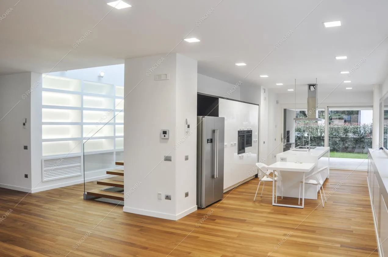 Zona living con pavimento in parquet della villa Caviale Rosa, location in stile moderno a Roma