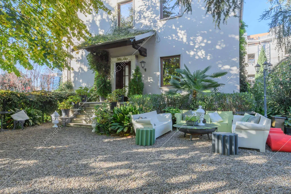 Grande giardino con salotto da esterni bianco e verde