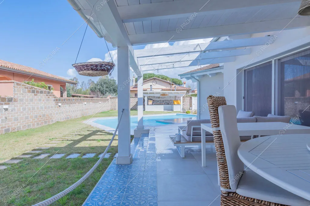 Veranda nel giardino della villa Colchito, location in stile contemporaneo a Roma