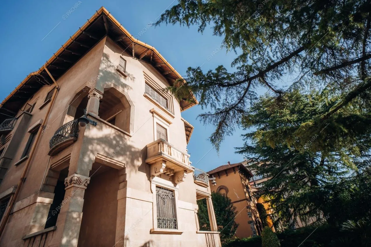 Esterni della villa Adamite, location in stile classico a Savona