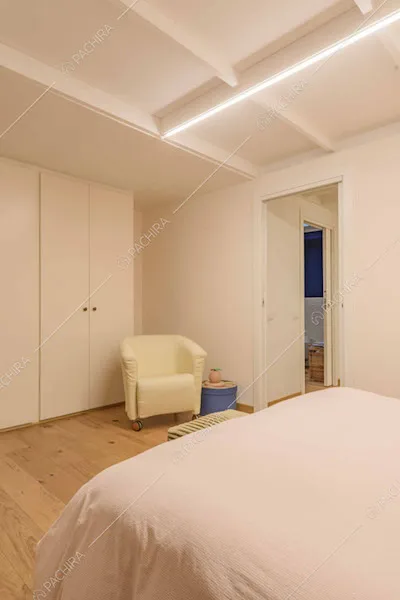 Pavimento in parquet nella camera da letto matrimoniale con bagno privato