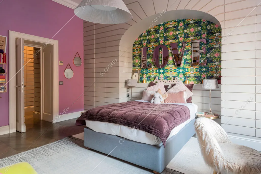 Camera da letto della villa Espero, location in stile contemporaneo a Roma